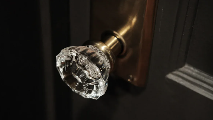 ¿Cómo limpiar las perillas de la puerta de latón?