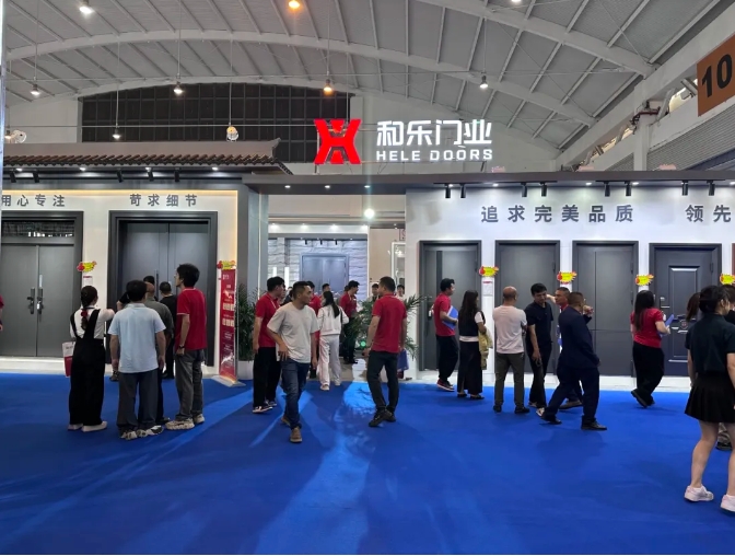 ¡Yunnan Construction Expo debuta con una explosión! ¿Por qué Hele Doors & Windows está rodeada de una multitud masiva?
